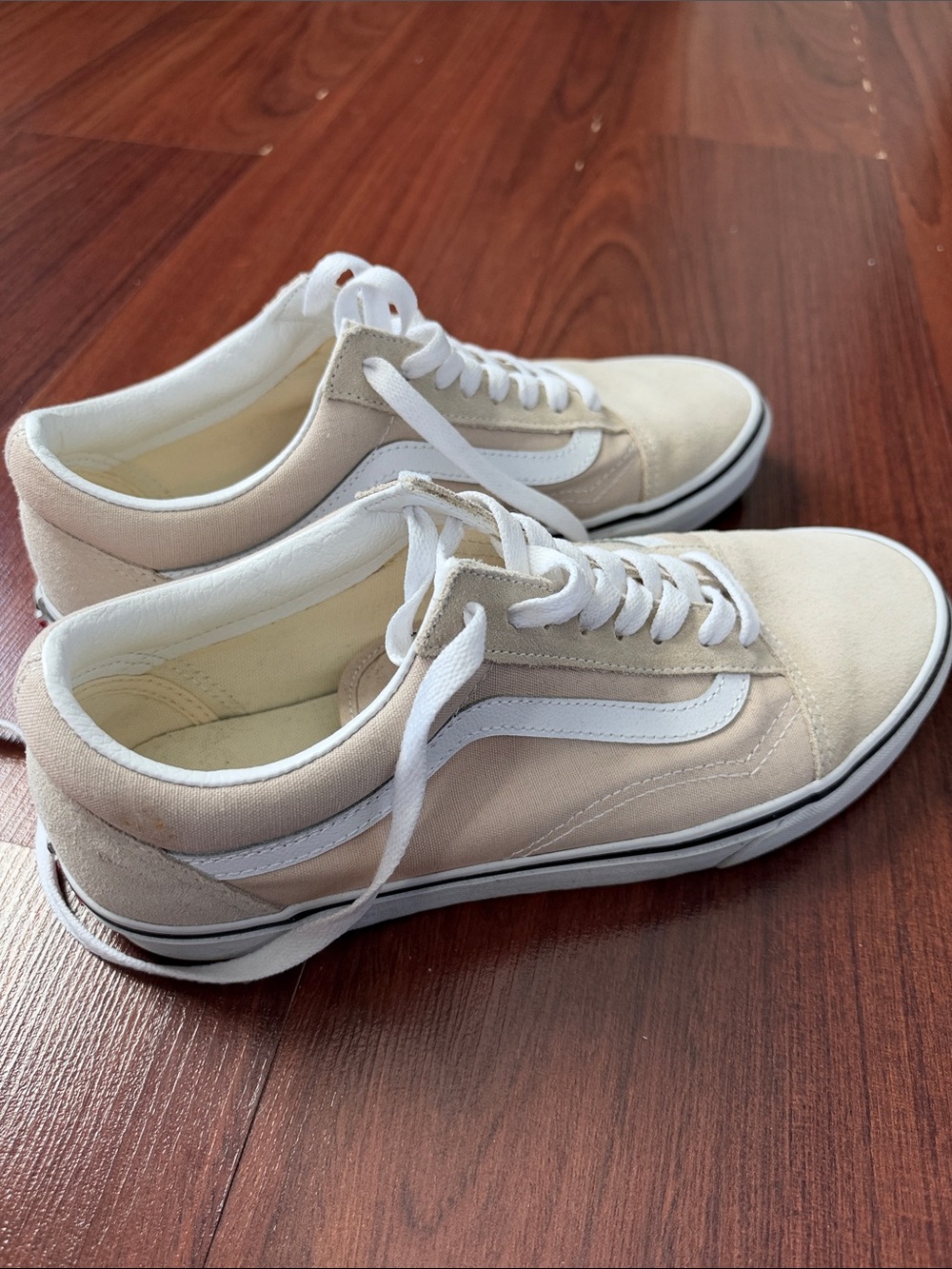 Vans Low-Top Sneakers in Beige and White